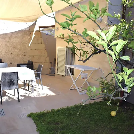 Le Antiche Mura -casa Con Giardino *