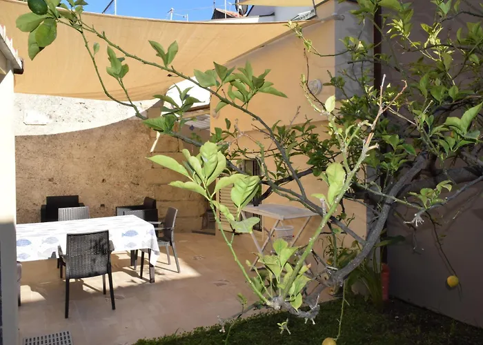 Le Antiche Mura -casa Con Giardino * Милаццо